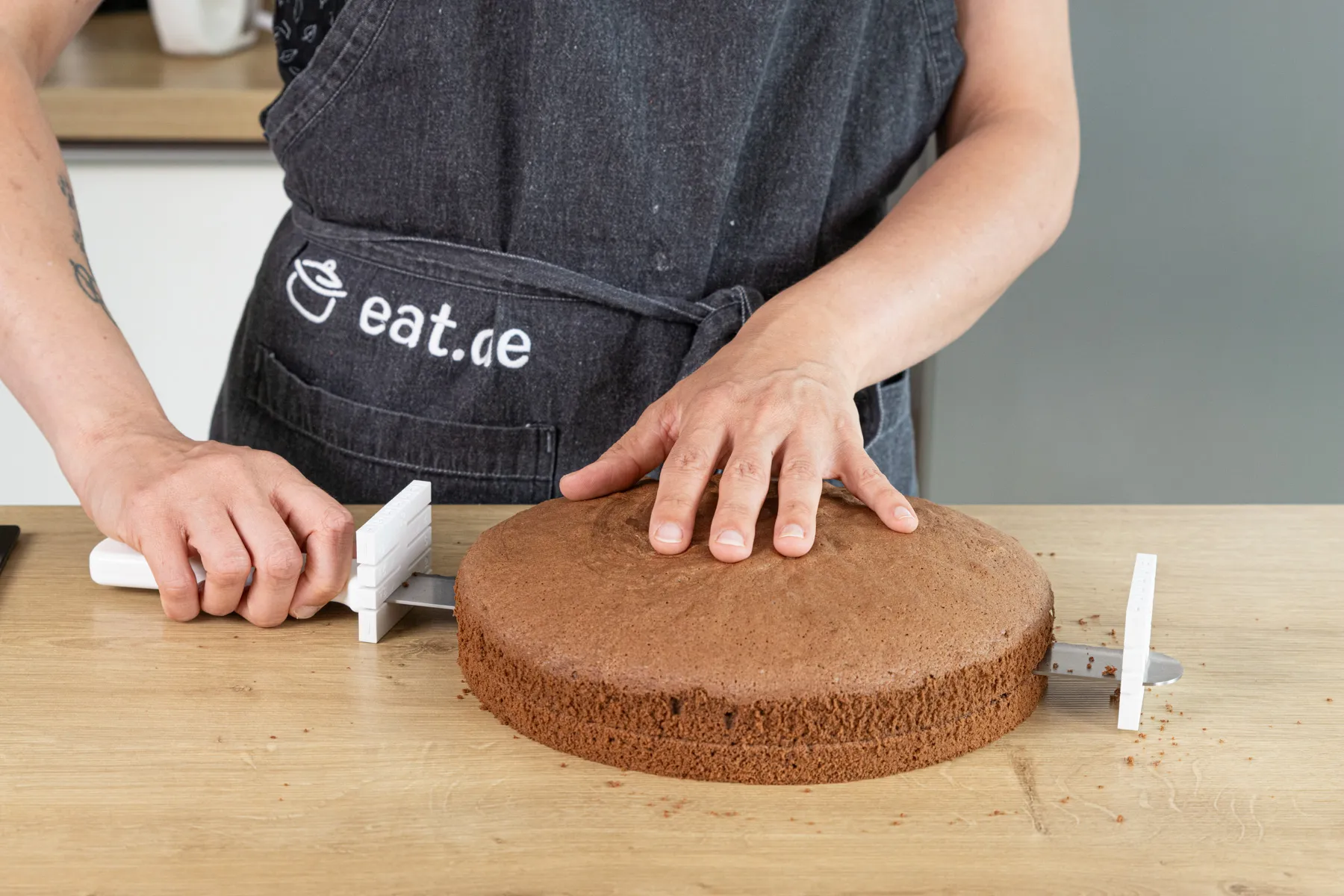 Biskuitböden dritteln