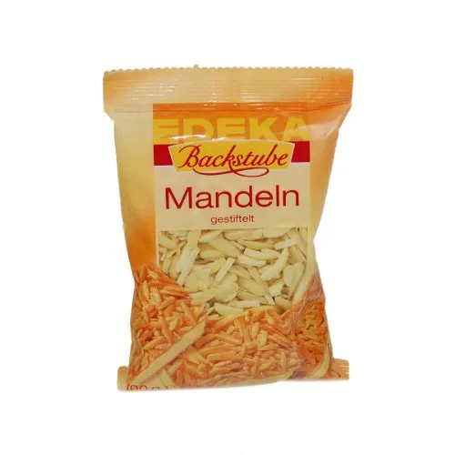 Blanchierte und grob gehackte Mandeln auf einer Unterlage