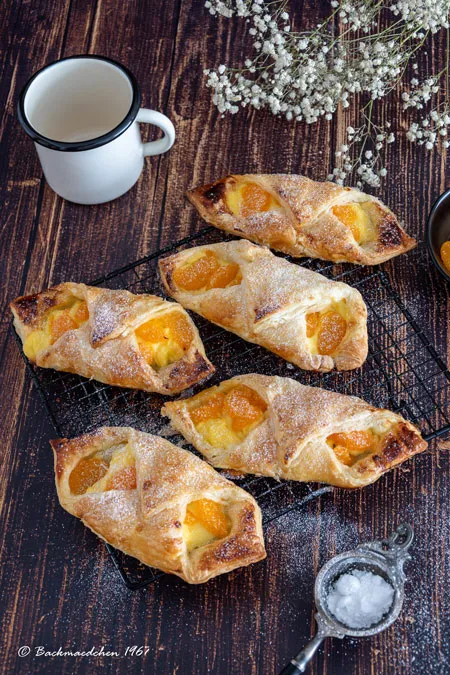 Blätterteigschiffchen auf dem Backblech vor dem Backen