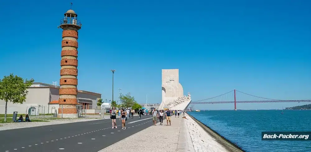 Blick auf das Denkmal von der Uferpromenade