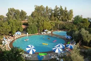 Blick auf das moderne Acanthus Cennet Barut Collection Hotel mit Poolanlage und Palmen