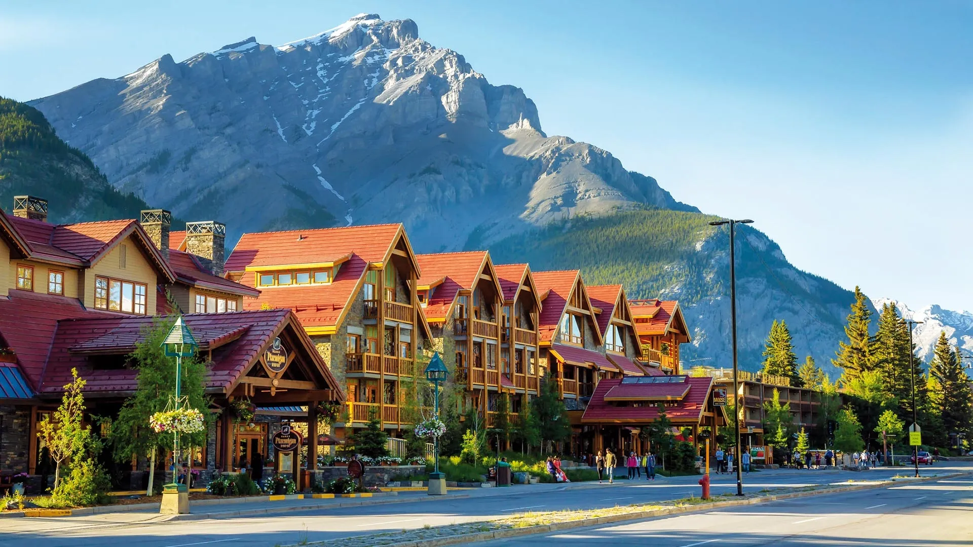 Blick auf den Lake Louise im Banff-Nationalpark mit dem Fairmont Château am Ufer.