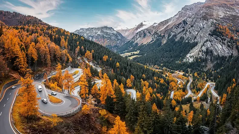 Blick auf den Malojapass, der sich durch eine beeindruckende Berglandschaft schlängelt