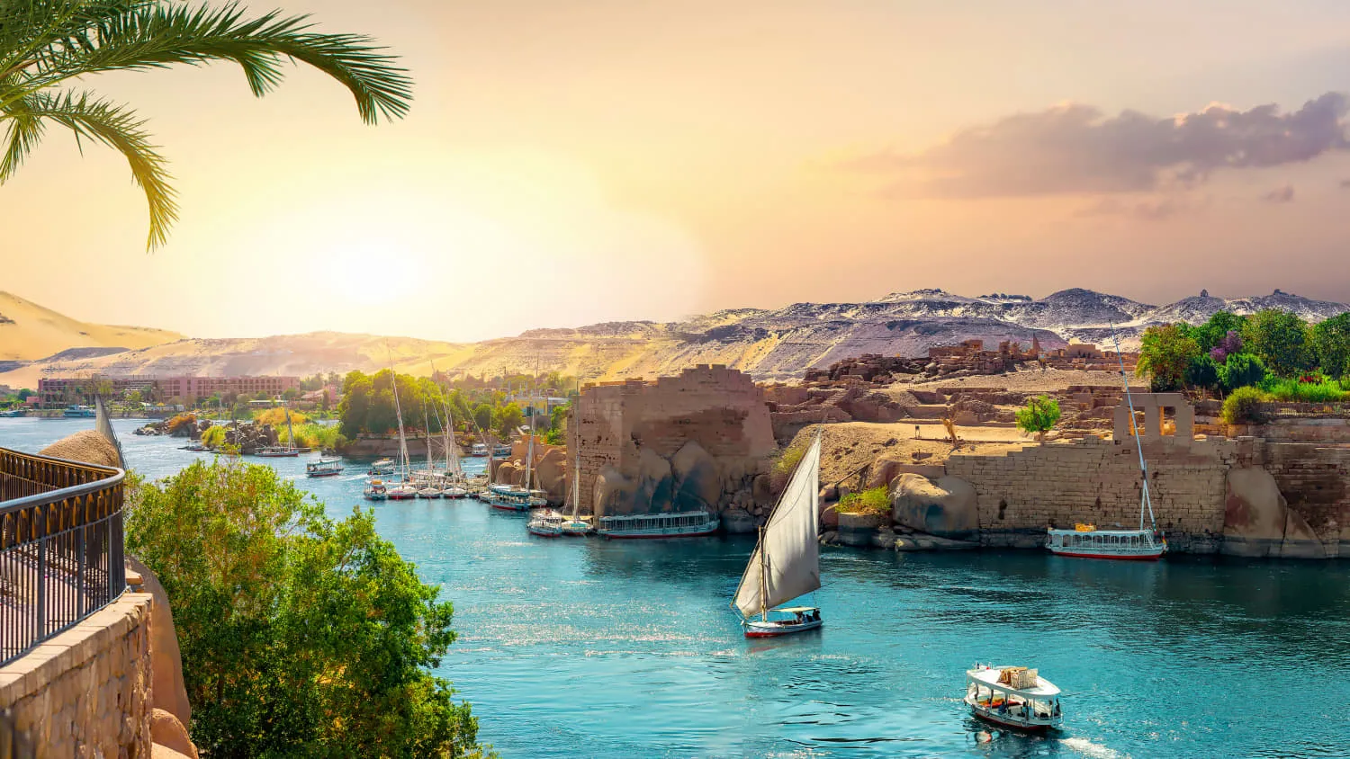 Blick auf den mit Booten befahrenen Nil in Ägypten