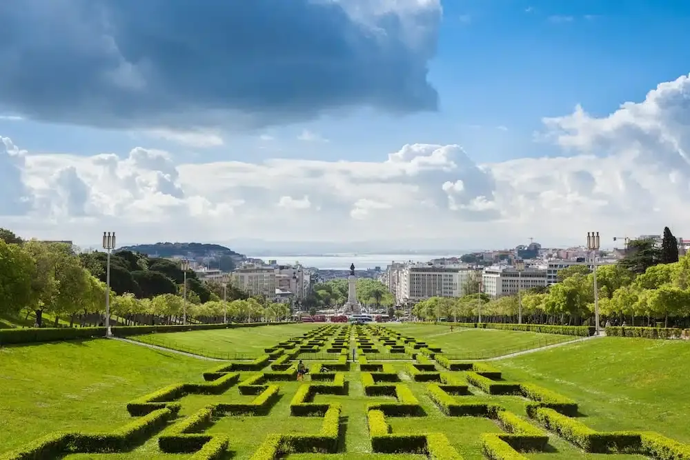 Blick auf den Park mit Fluss im Hintergrund