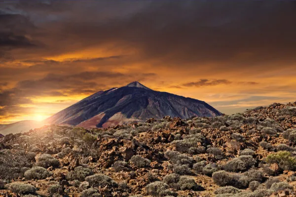 Blick auf den Vulkan El Teide auf Teneriffa bei Sonnenuntergang