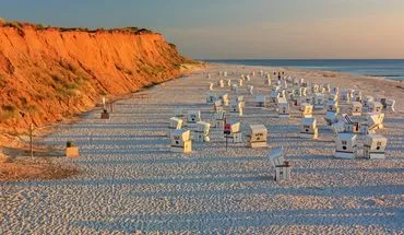Blick auf die atemberaubende Küstenlandschaft von Rügen mit einem Leuchtturm im Hintergrund
