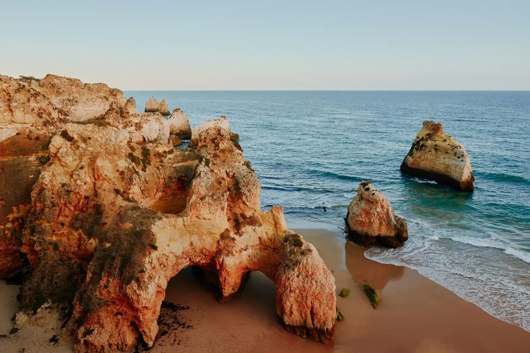 Blick auf die atemberaubenden Felsformationen an der Praia dos Três Irmãos an der Algarve