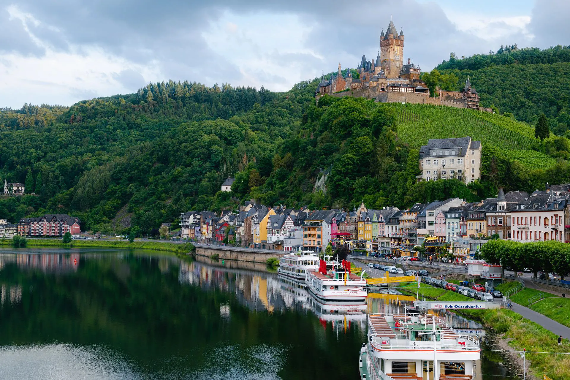 Blick auf die Moselschleife und die Reichsburg Cochem