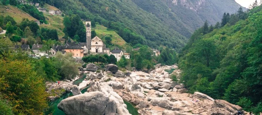 Blick auf die Produktionsstätte von Solis in der Schweiz, die Werte wie Innovation und Präzision verkörpert