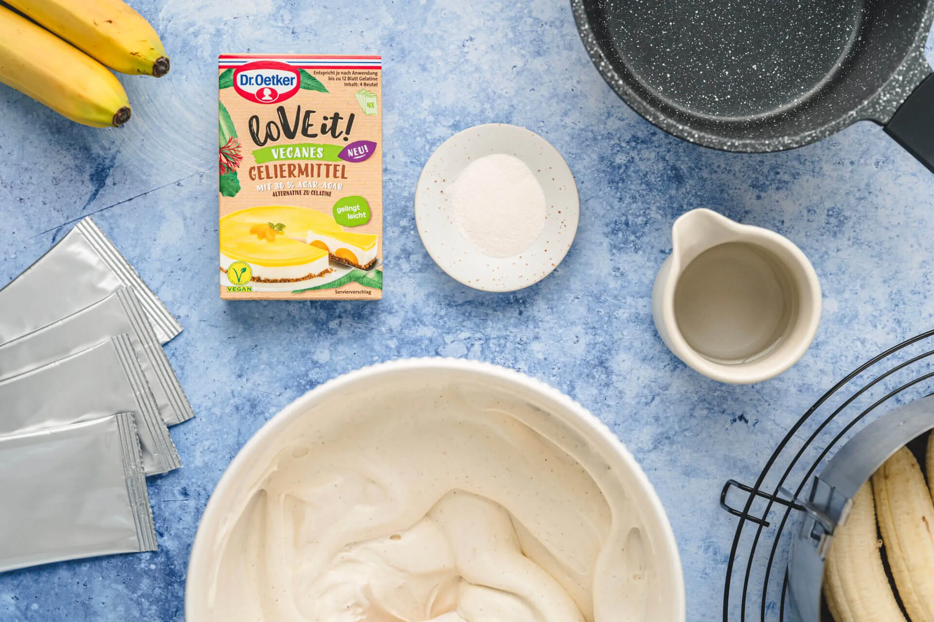 Blick auf die Schoko Bananen Torte von oben, mit Schokoladenglasur und Sahnetuffs