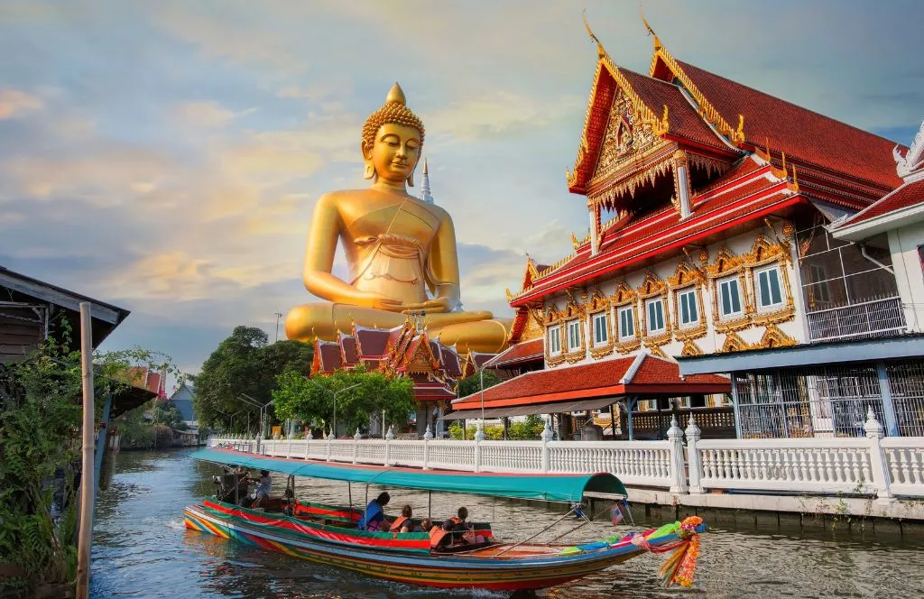 Blick auf die Skyline von Bangkok bei Sonnenuntergang