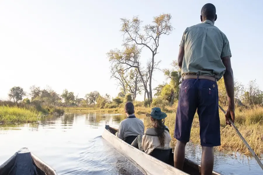 Blick auf ein Mokoro-Kanu auf dem Okavango-Delta | Go2Africa