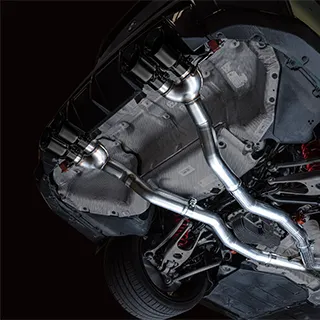 Blick auf eine polierte Sportabgasanlage mit Endrohren und Krümmern