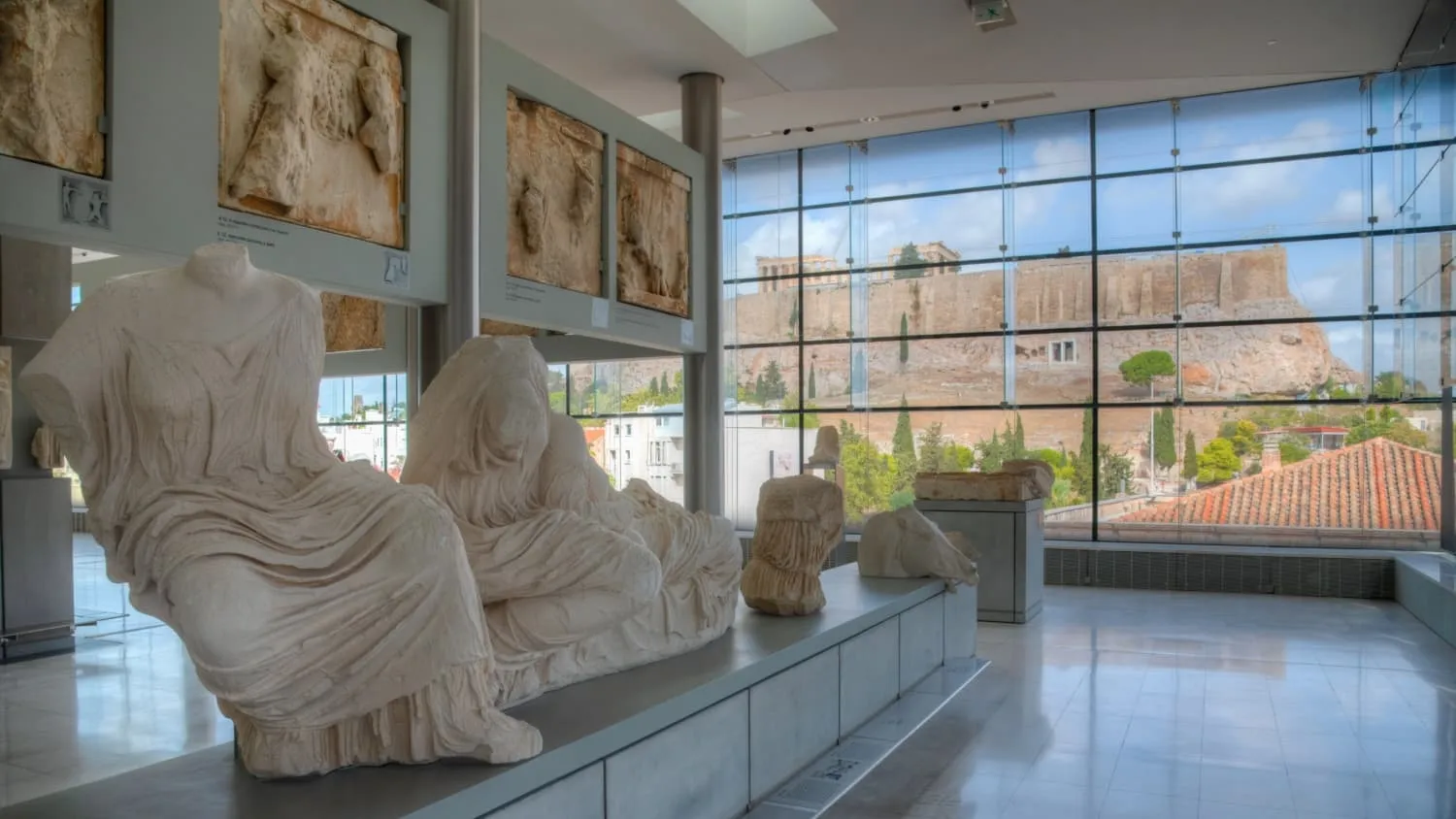 Blick aus dem Akropolis-Museum auf die Akropolis