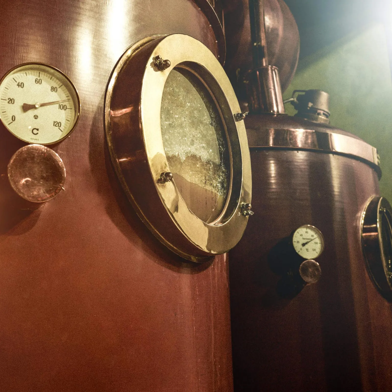 Blick in die Asbach Destillerie: Traditionelle Brennblasen zur Herstellung von Weinbrand