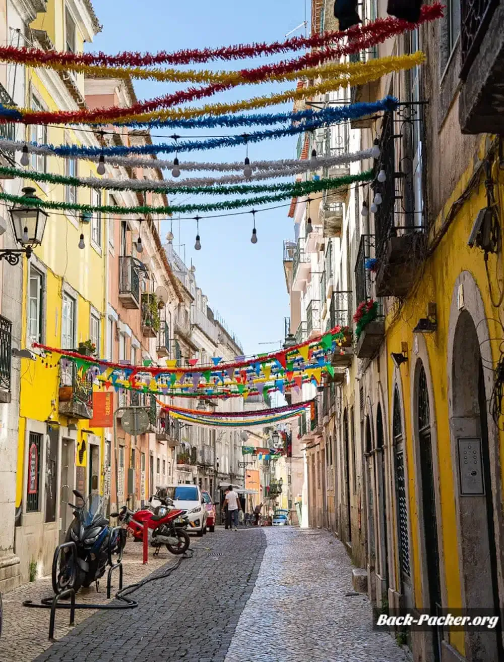 Blick in eine enge Gasse im Viertel Alfama