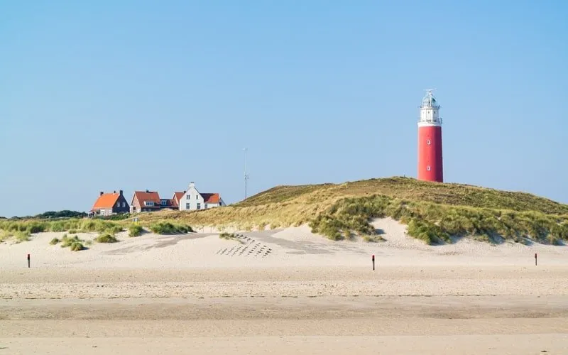 Blick über die weiten Dünen und Strände von Texel mit dem Meer im Hintergrund