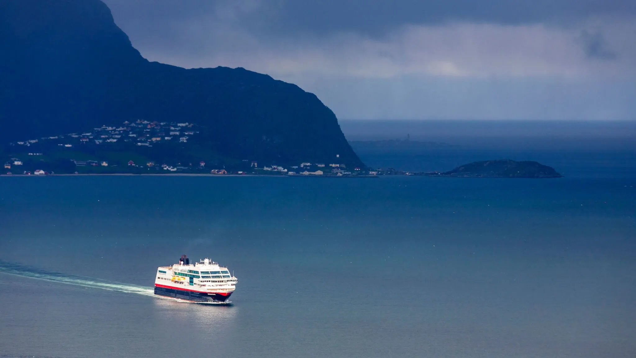 Blick vom Deck eines norwegischen Küstenfährenschiffs auf die vorbeiziehende Landschaft