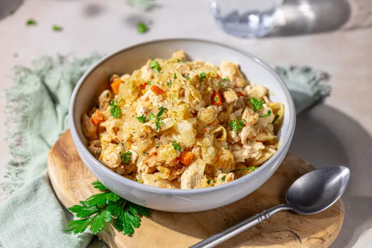 Blitzschnelle Low Carb Spitzkohl-Hähnchen-Pfanne mit Konjakreis, ein nahrhaftes Mittagessen