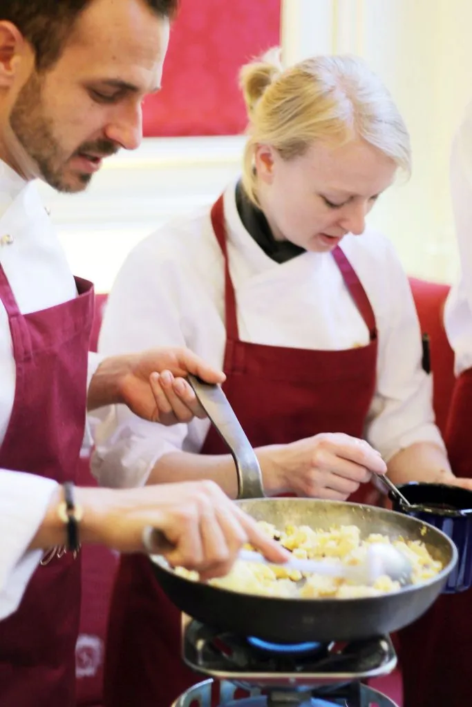 Bloggerin dekoriert liebevoll Weihnachtsplätzchen mit Zuckerguss und bunten Streuseln