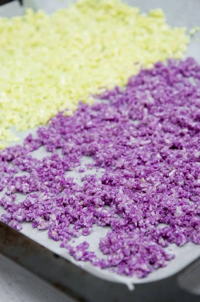 Blumenkohl und Kichererbsen auf Backblechen bereit zum Backen