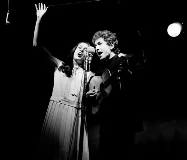 Bob Dylan live auf der Bühne mit Joan Baez beim Newport Folk Festival, Juli 1964