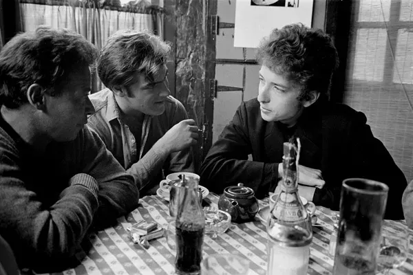 Bob Dylan mit dem Schriftsteller Mason Hoffenberg und dem Sänger-Songwriter John Sebastian im Café Espresso in Woodstock, New York, 1964