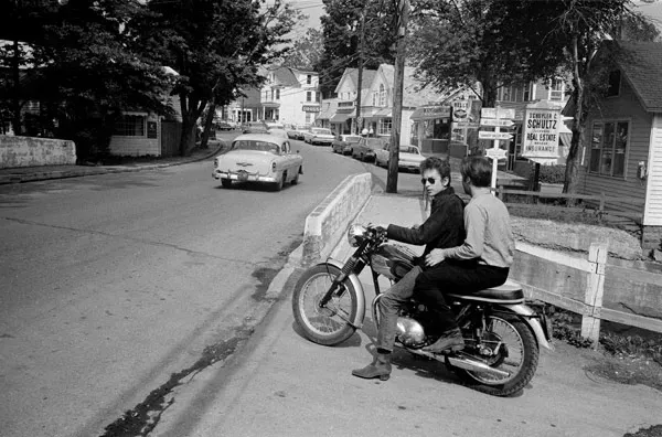Bob Dylan mit John Sebastian auf seiner Triumph 500 Motorrad in Woodstock, 1964
