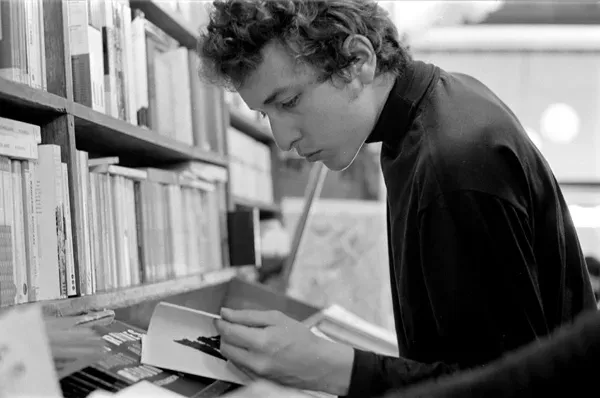 Bob Dylan schaut durch Bücher in einem Buchladen in Greenwich Village, 1964
