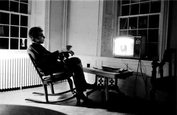 Bob Dylan schaut Fernsehen in seinem Zuhause in Woodstock, 1964