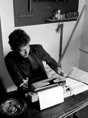 Bob Dylan schreibt und raucht in seinem Arbeitszimmer über dem Café Espresso in Woodstock, 1964