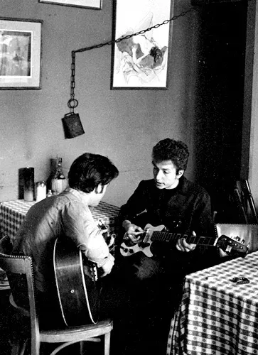 Bob Dylan spielt Bass mit John Sebastian im Café Espresso in Woodstock, 1964