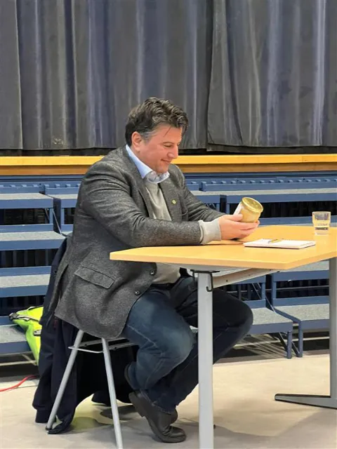 Boris Mijatovic im Austausch mit den Schülerinnen und Schülern der Q3 über die Menschenrechtssituation in Katar.