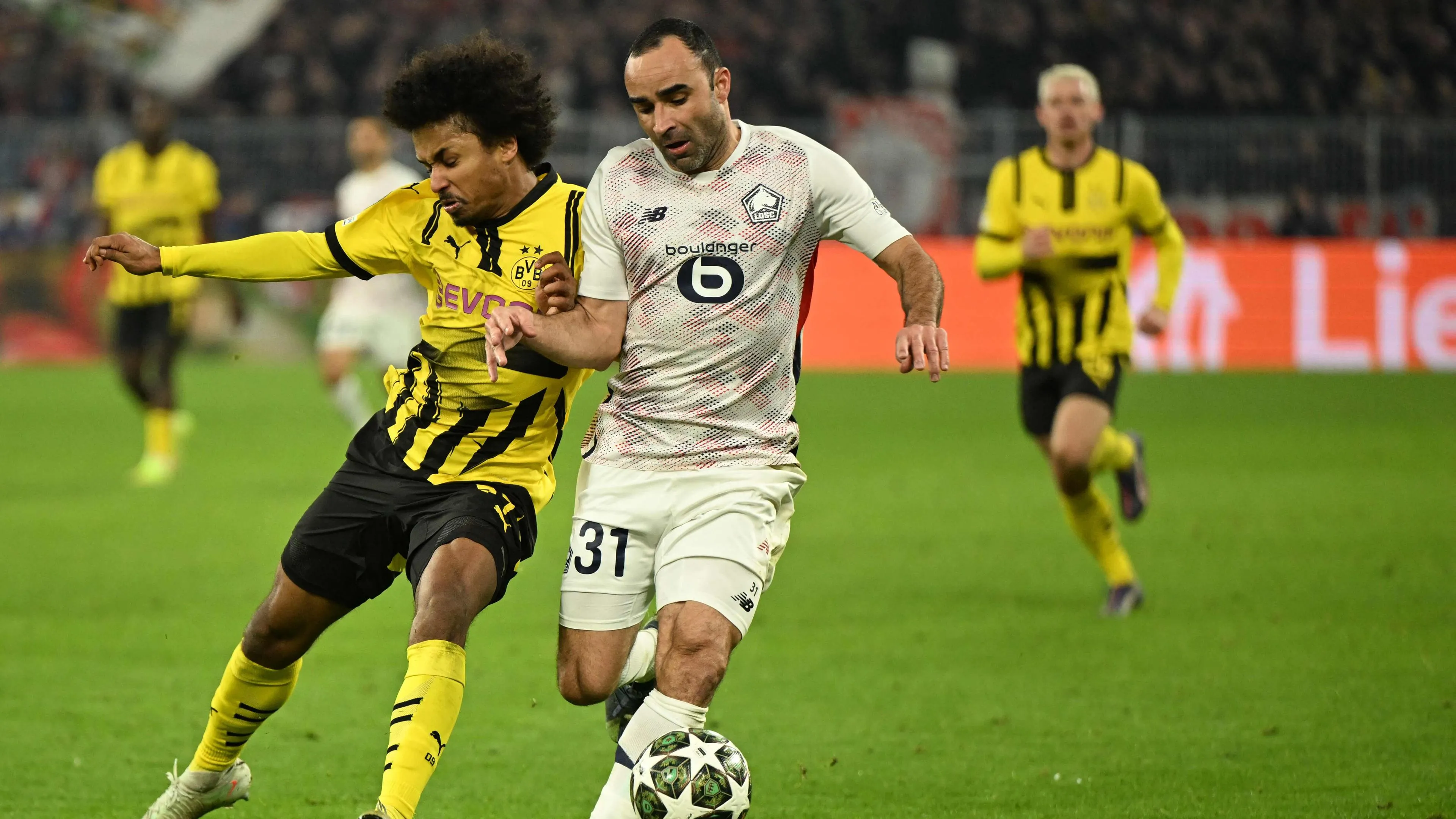 Borrussia Dortmunds Karim Adeyemi kämpft mit OSC Lilles Verteidiger Ismaily um den Ball.