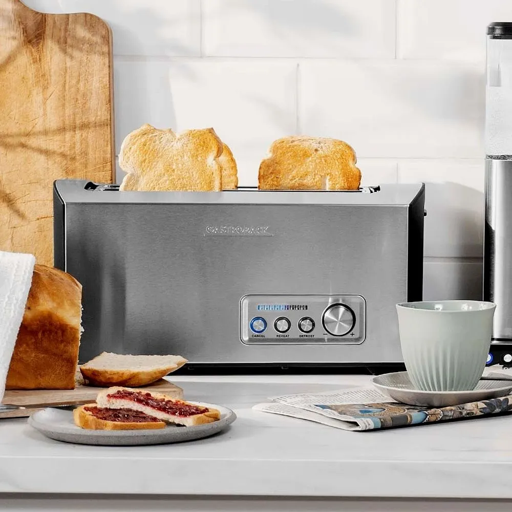 Brot in den extra breiten Toastschlitzen des Gastroback Toasters