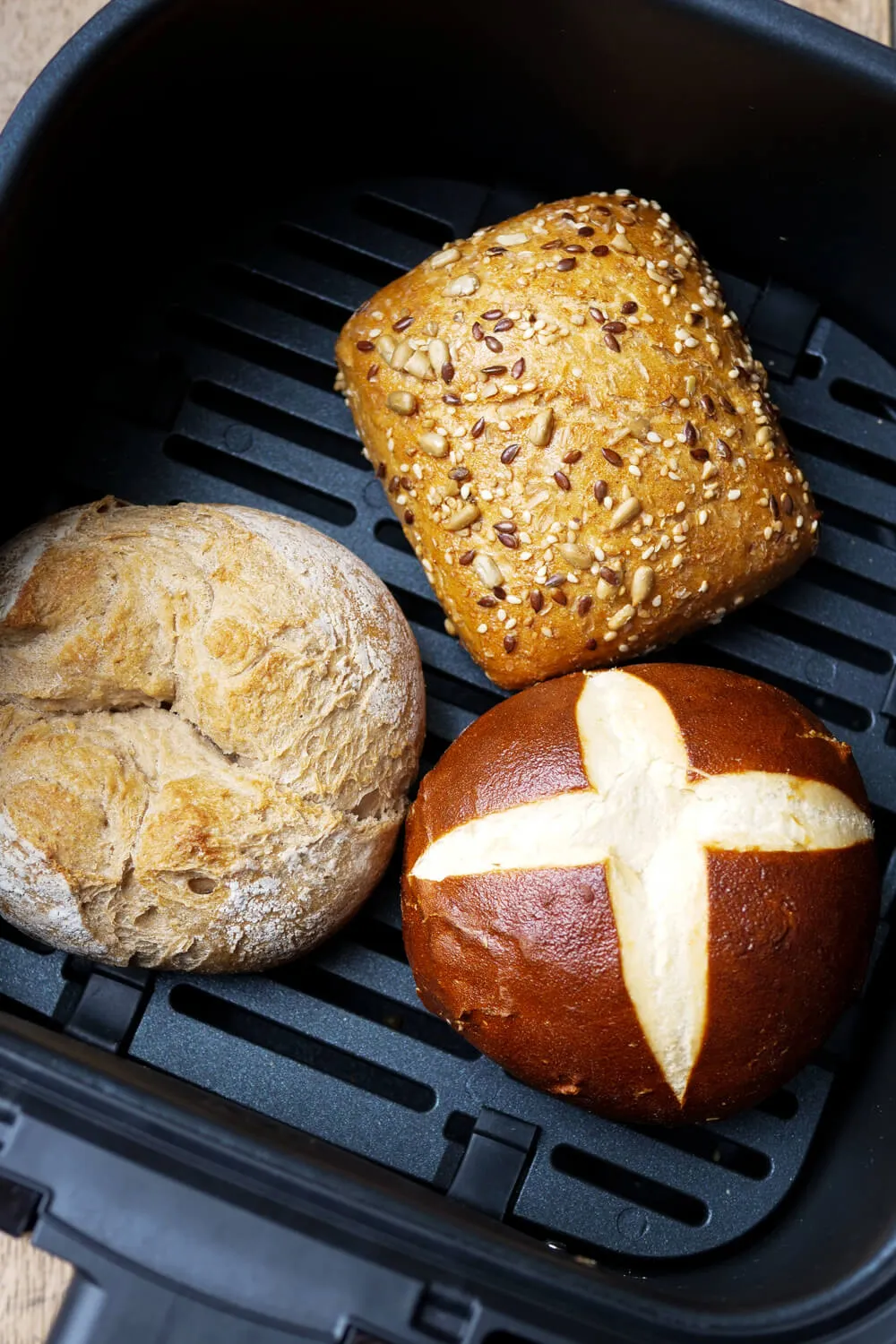 Brötchen in der Heißluftfritteuse bereit zum Backen