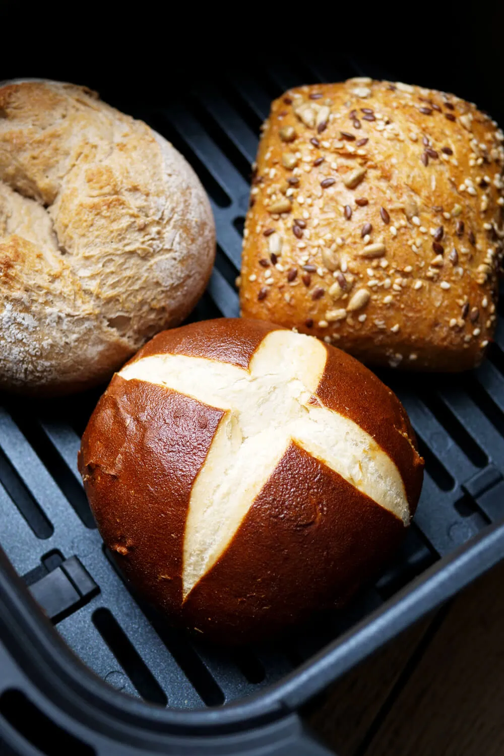 Brötchen in der Heißluftfritteuse erhalten eine knusprige Oberfläche