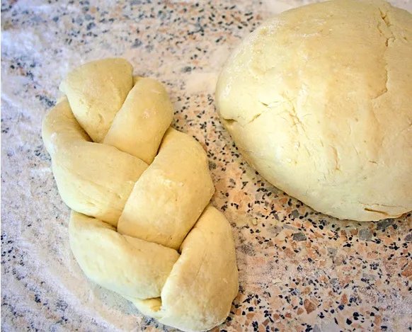 Brötchen, Stangen oder Zöpfe nach Wunsch formen.