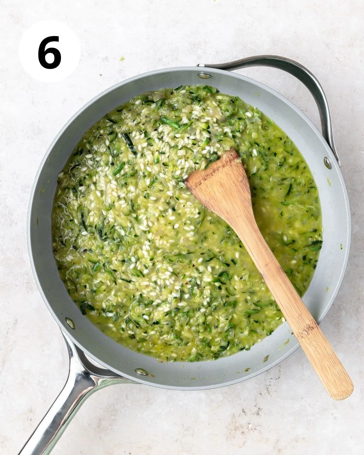 Brühe zum Zucchini Risotto hinzufügen