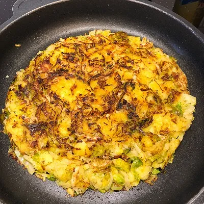 Bubble and Squeak, ein herzhaftes britisches Gericht mit Bacon und Spiegelei