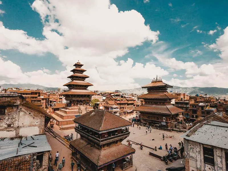 Buddhistische Stupas und Tempel in Kathmandu, Nepal, umgeben von Bergen