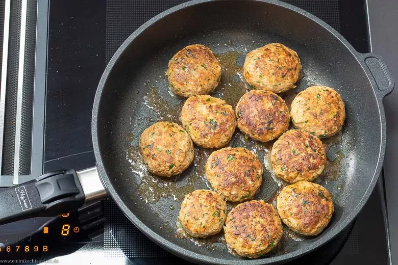 Buletten braten in einer heißen Pfanne mit Butterschmalz