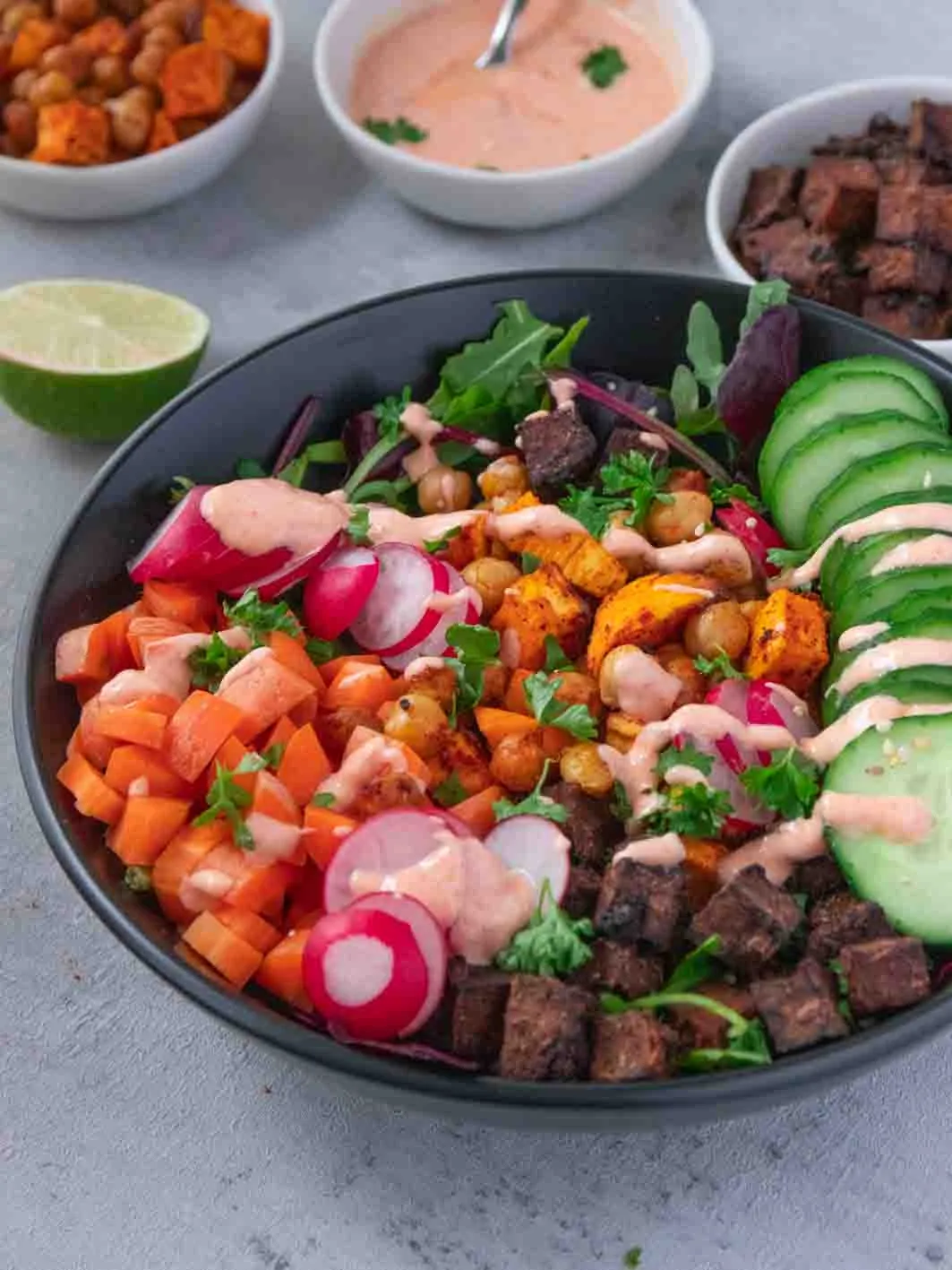 Bunte Buddha Bowl mit Tofu, Kichererbsen und Gemüse