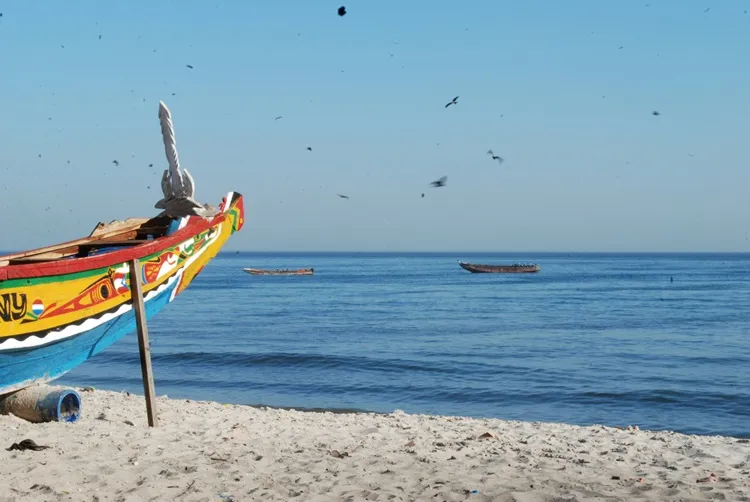 Bunte Fischerboote am Strand des Senegal
