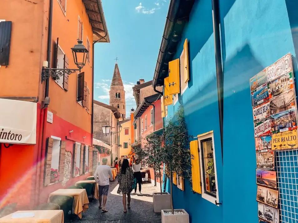 Bunte Häuser in Caorle, das kleine Venedig an der Adria