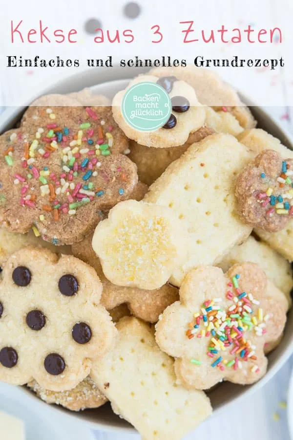 Bunte Kekse mit Streuseln auf einem Backblech, perfekt für Kinder und festliche Anlässe