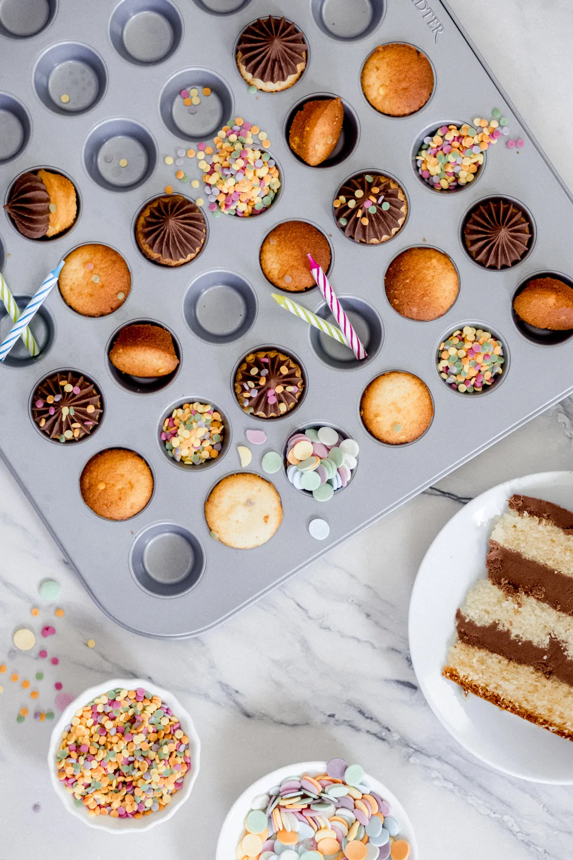 Bunte Mini-Muffins als Tortendeko