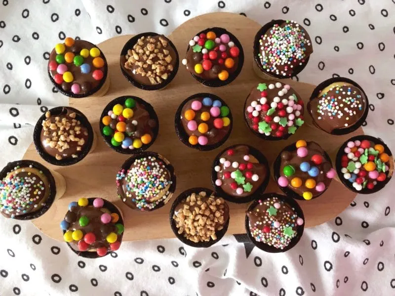 Bunte Muffins im Waffelbecher, ideal für Kindergeburtstage und Schulfeste