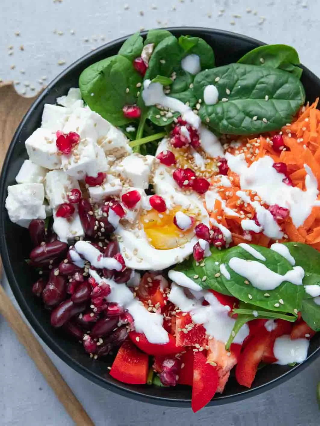 Bunte Salat Bowl mit Feta, Gemüse und Dressing